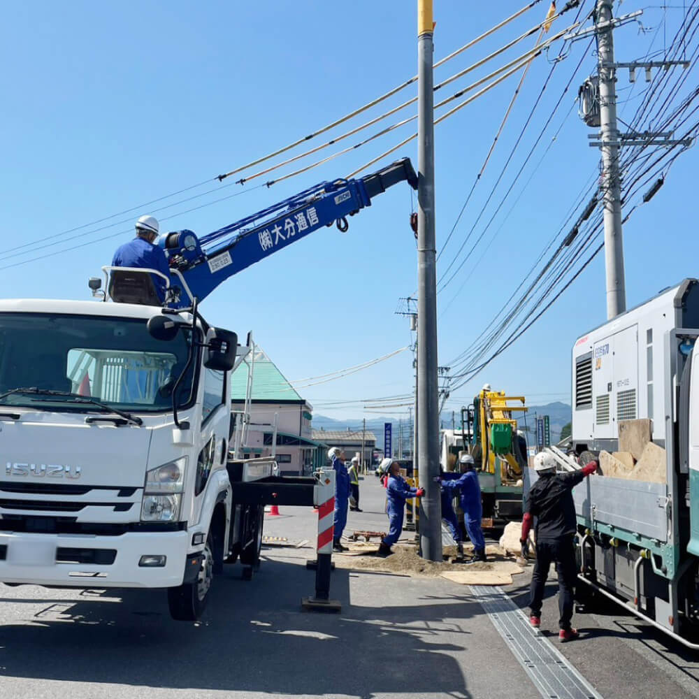 工事車両による電柱新設の様子